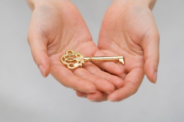 Hände mit Erfolgsschlüssel